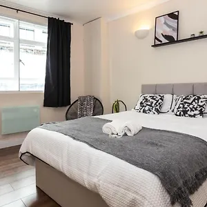 Apartment Cosy 30 Seconds To Aldgate East Station, London